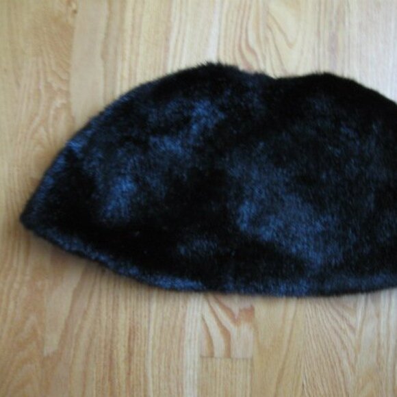 GIRL'S SIZE XS (2 - 4) BLACK FAUX FUR CAPE, CHIRISTMAS, HOLIDAY CAPELET, PARTY - Picture 6 of 8